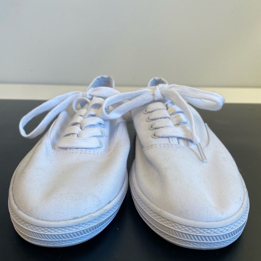 White tennis shoes